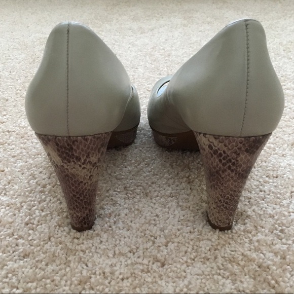 💕2xHP💕 EUC naturalizer open toe snakeskin heels - Picture 5 of 8